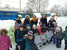 Дошкольники научились лепить снежные скульптуры