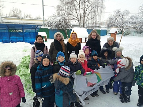 Дошкольники научились лепить снежные скульптуры