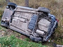 Девушка на Hyundai врезалась в остановочный павильон