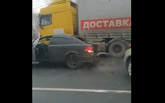 В Рязани на Московском шоссе образовалась пробка из-за ДТП с фурой