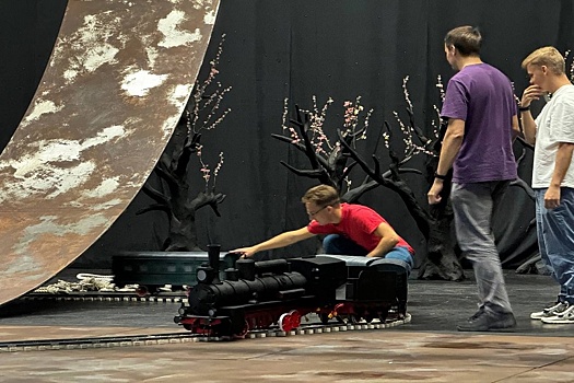 В Архангельском театре драмы на премьере "Вишневого сада" по сцене ездит паровоз