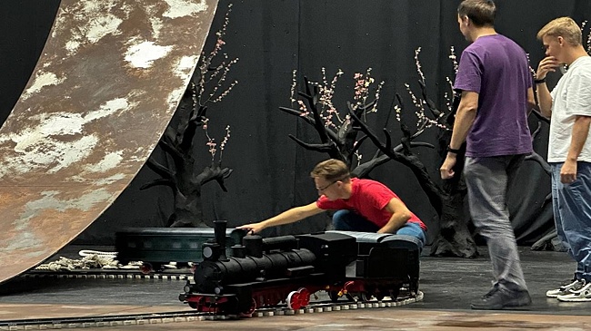 В Архангельском театре драмы на премьере "Вишневого сада" по сцене ездит паровоз