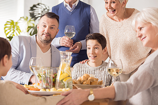 Можно ли подростку пробовать алкоголь во время семейного застолья: 4 разных мнения экспертов