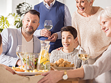 Можно ли подростку пробовать алкоголь во время семейного застолья: 4 разных мнения экспертов