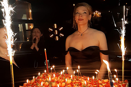 Звезда "Фармы" Светлана Степанковская отметила 40-летие под стук метро: накормила метровым тортом