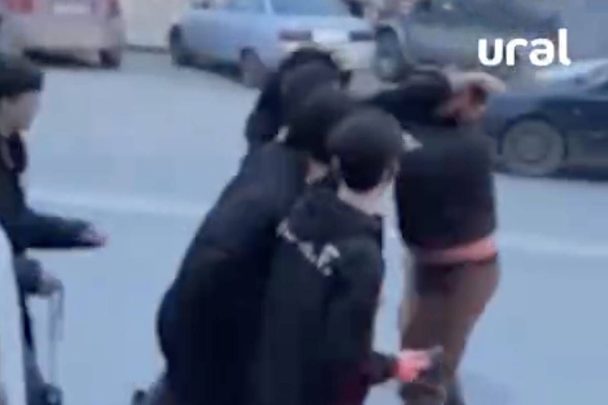 Таксист избил подростка в российском городе