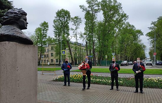 В Бабушкинском районе возложили цветы к памятнику Герою Советского Союза Евгении Рудневой