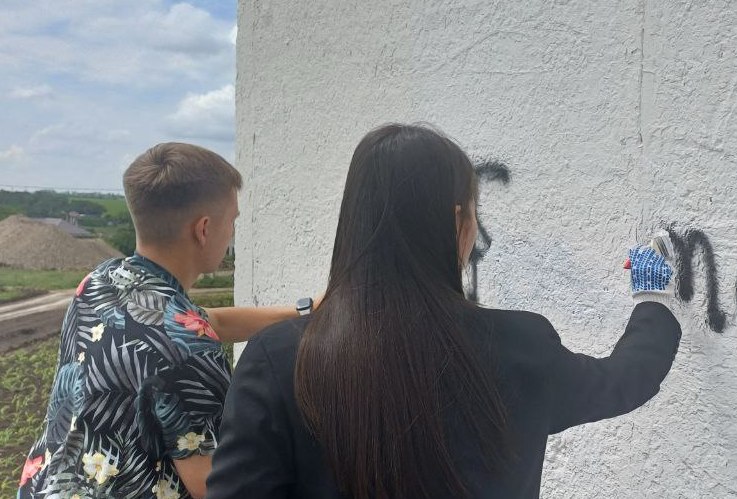 Выселковские добровольцы закрасили странные уличные сообщения