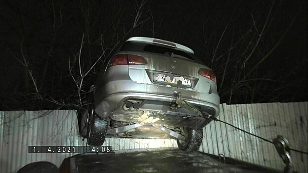 В Кирове на заборе повис «Фольксваген Пассат»