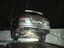 В Кирове на заборе повис «Фольксваген Пассат»