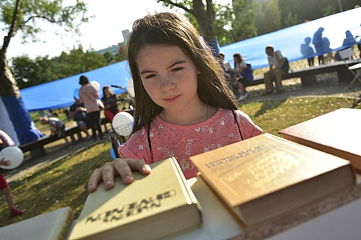 Рекордное количество горожан посетили летние читальни в парках столицы