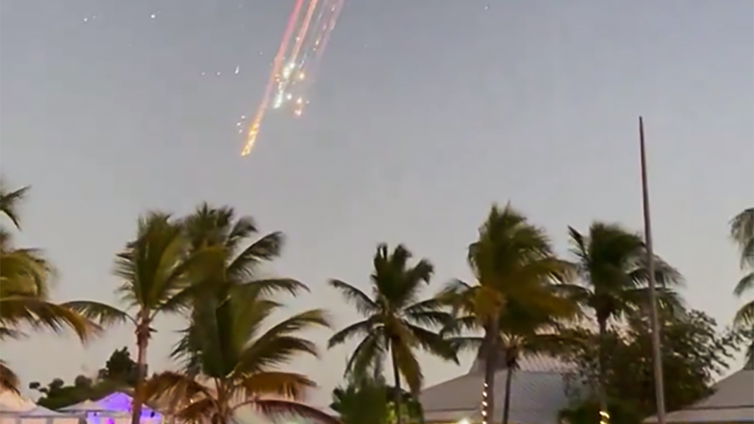 Шесть самолетов увернулись от падавших из космоса обломков корабля Starship