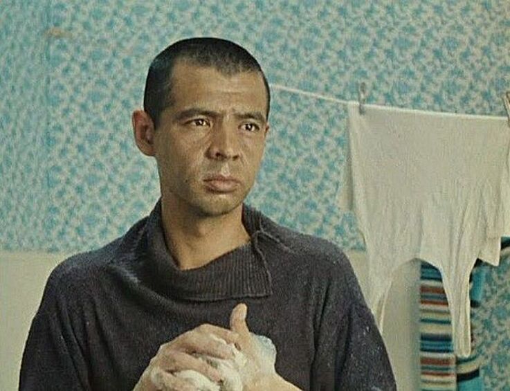 Раднэр Муратов. Актер, стал жертвой собственной пагубной привычки – последних денег звезда советского кинематографа лишился на ипподроме, делая ставки на скачки. Под конец жизни Муратов остался буквально ни с чем, страдая, к тому же, от болезни Альцгеймера.