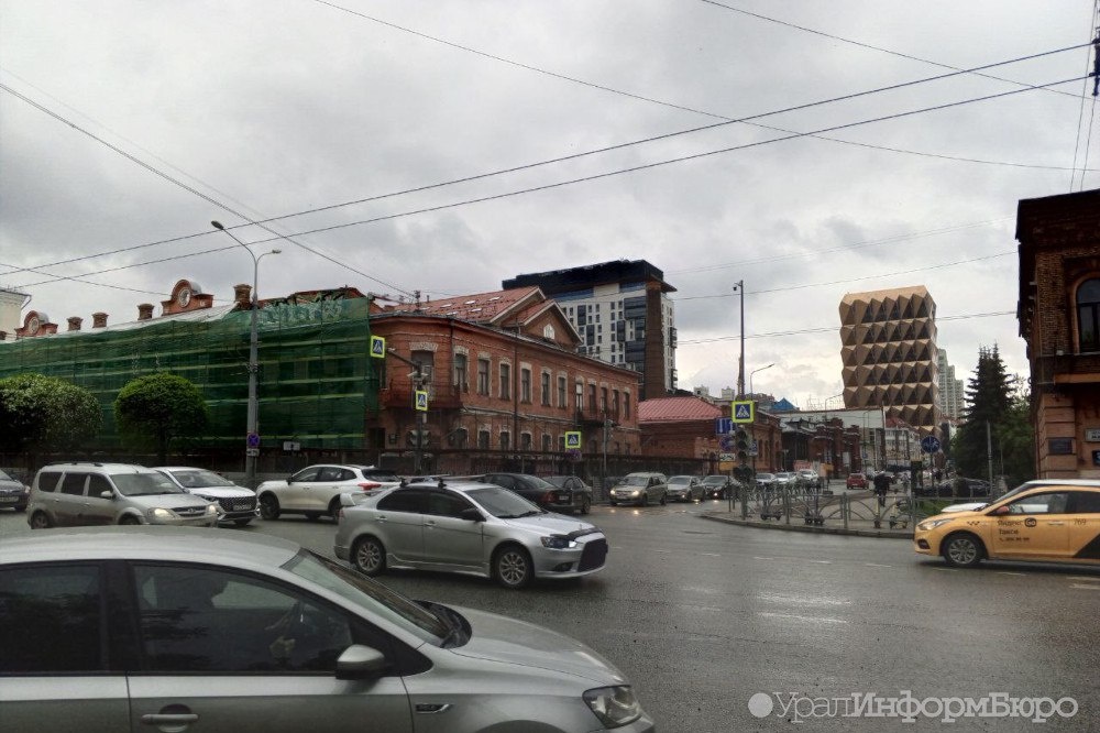 На важном перекрестке в центре Екатеринбурга снова погасли светофоры