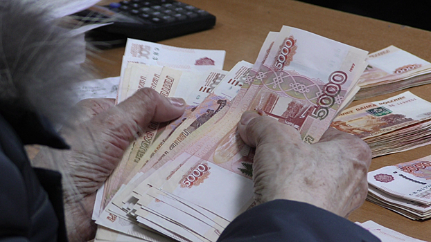 Полиция Магадана вернула пенсионерке 1,5 млн рублей, ранее отправленные ею аферистам посылкой