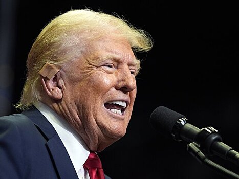 Трамп появился на митинге без белой повязки на ухе