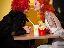 Любовь и бургеры: как пара лесбиянок сыграла свадьбу в «Макдоналдсе» в обход карантина