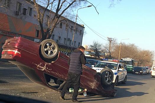 Во Владивостоке водитель Mark II устроил кульбит-шоу на дороге