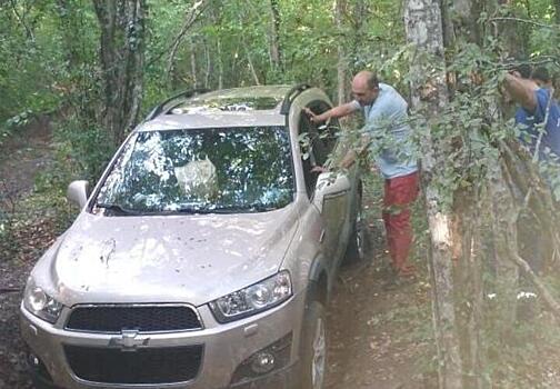 В лесу под Новороссийском на автомобиле застряла семья с тремя детьми