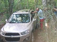 В лесу под Новороссийском на автомобиле застряла семья с тремя детьми