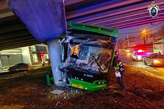 Автобус с пассажирами врезался в опору моста в Челябинской области
