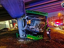 Автобус с пассажирами врезался в опору моста в Челябинской области