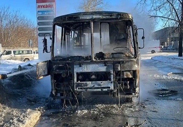 В российском городе загорелся автобус с пассажирами
