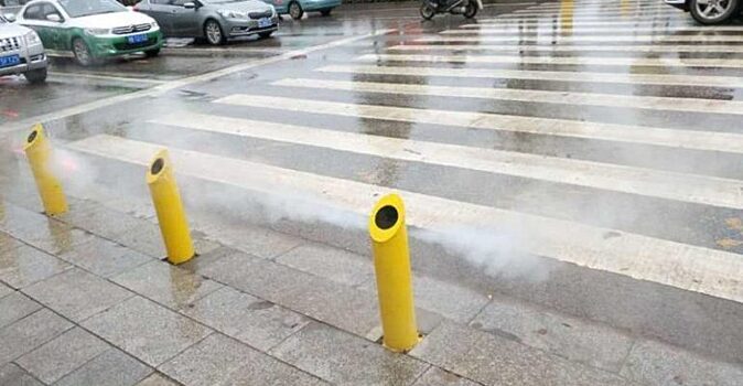 Не иди на красный: в Китае придумали роботов, которые обливают водой пешеходов-нарушителей