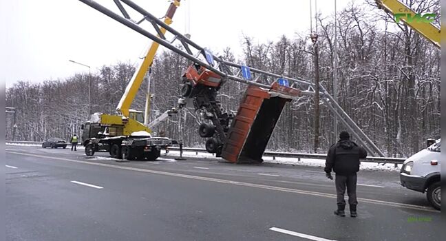 На Водском шоссе самосвал встал на дыбы и застрял в раме