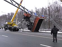 На Водском шоссе самосвал встал на дыбы и застрял в раме