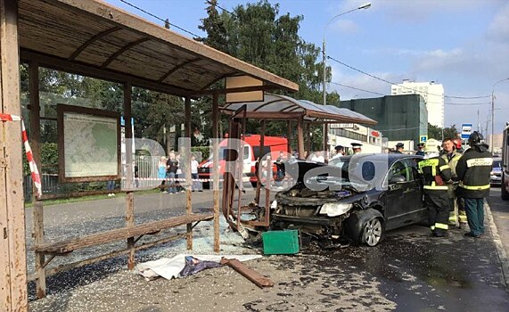 Появилось видео, как пьяный водитель снёс остановку в Москве