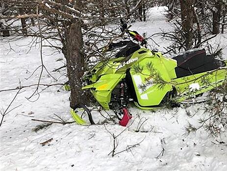 В Красноярском районе пострадала водитель снегохода, врезавшаяся в дерево