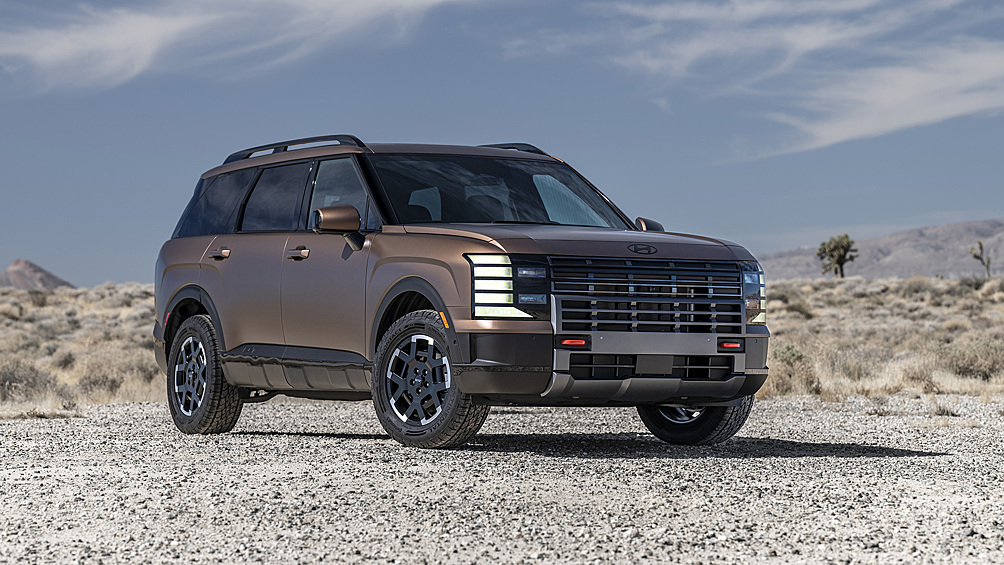 Новый Hyundai Palisade получил «внедорожную– версию XRT Pro с особыми бамперами, более крупной решёткой радиатора и выставленными напоказ буксирными проушинами. Машина обзавелась доработанной подвеской, блокировкой дифференциала, внедорожными шинами и штатным фаркопом.