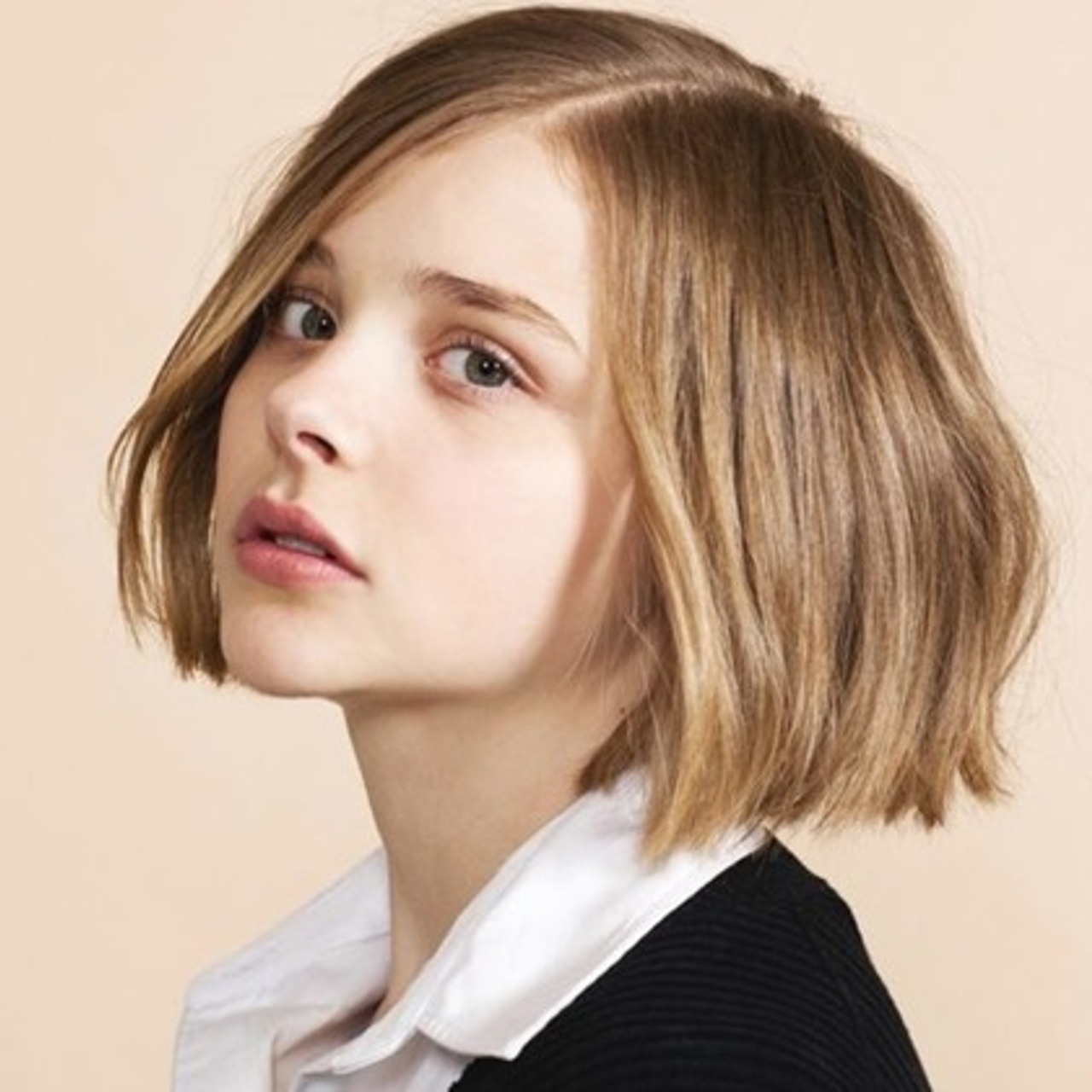 Каре на русые волосы. Красивые короткие волосы. Каре на русые волосы без челки. Короткое каре на густые волосы