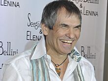 Поклонники заподозрили Алибасова в помешательстве из-за прогулок по Москве босиком