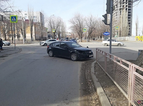 В Волгограде в столкновении двух иномарок пострадал 62-летний водитель