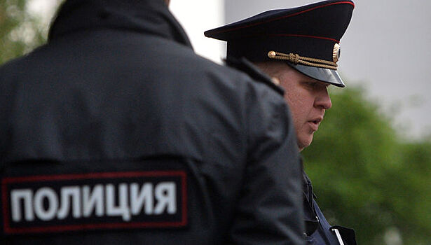 Мужчина с топором напал на школу в Москве