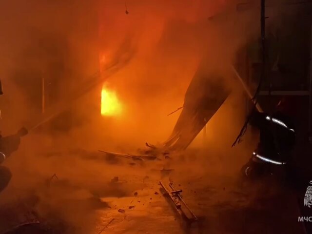 Пожарные тушат возгорание в торговом павильоне на рынке в Краснодаре