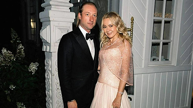 Яна Рудковская призналась, что не разрушает веру своих детей в Деда Мороза