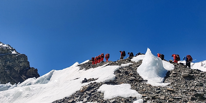 Команда альпинистов, измеряющих Джомолунгму, достигла передового лагеря на высоте 6500 м