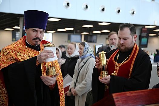 В Хабаровск доставили частицу Благодатного огня