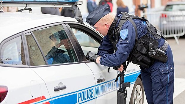 Во Франции пьяный водитель попытался въехать в толпу, назвавшись террористом