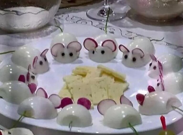 Странная сценка с участием яичных мышек, которым, к тому же забыли прилепить носики для правдоподобности.  