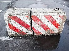 Бетонными блоками вновь огородили опасные рельсы на Воронежской в Хабаровске