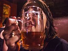 «Первые признаки появились в 22 года». Как россияне становятся алкоголиками и как распознать зависимость у близкого?