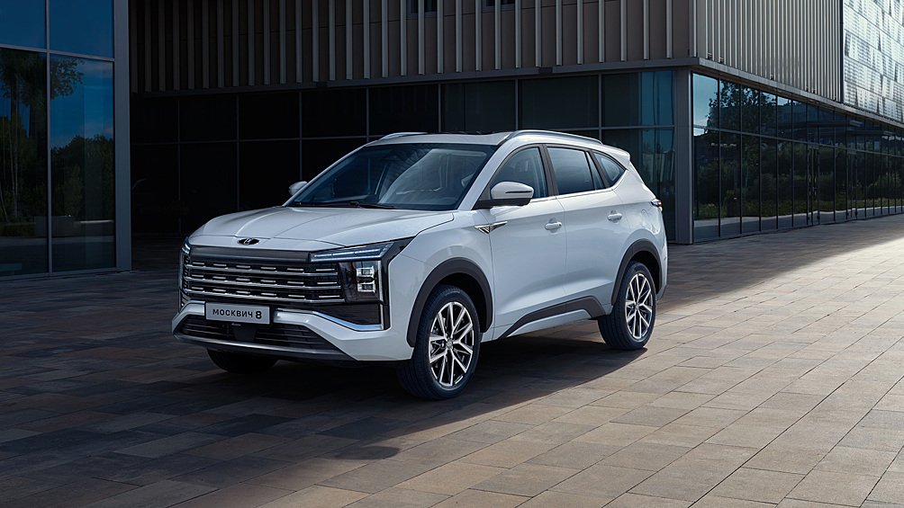 На минувшей неделе также стартовали продажи флагманского кроссовера Москвич 8 — семиместного автомобиля в трёх комплектациях: «Бизнес» (от 2,98 миллиона рублей), «Техно» (от 3,21 миллиона рублей) и «Премиум» (от 3,37 миллиона рублей). Модель представляет собой клон китайского JAC Sehol X8 Plus с 1,5-литровым турбодвигателем (174 л.с.) и 7-ступенчатой роботизированной КПП. В базе — LED-оптика, мультимедийная система с поддержкой Apple CarPlay/Android Auto, климат-контроль и подушки безопасности. В топовых версиях добавлены круговой обзор, адаптивный круиз-контроль, панорамная крыша и другие ассистенты.