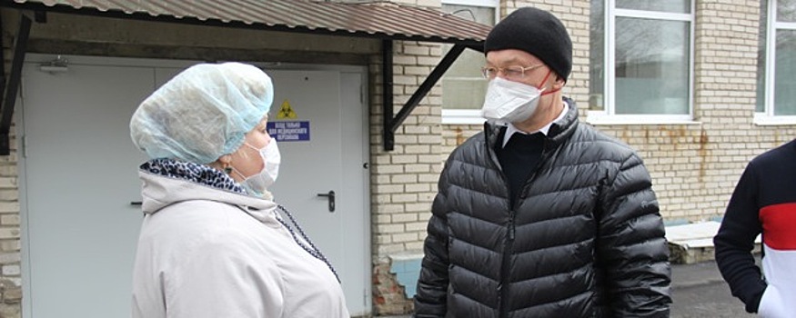 Владимир Киселёв передал в больницы региона защитные боксы и лицевые экраны