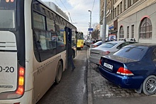 В Екатеринбурге на автобусной остановке образовалась парковка