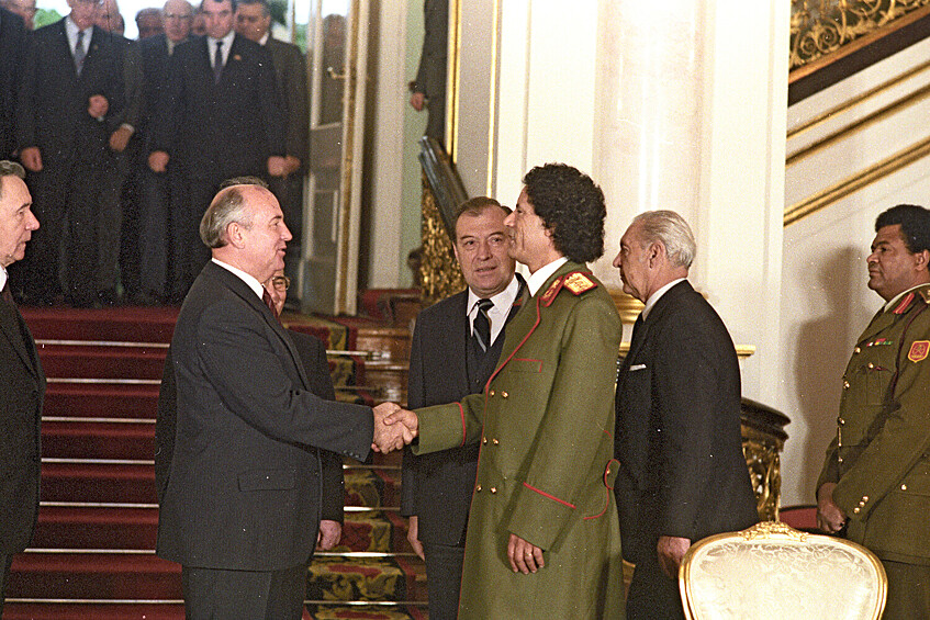 Лидер Ливийской революции Муаммар Каддафи и Генеральный секретарь ЦК КПСС Михаил Горбачев во время встречи, 1985 год