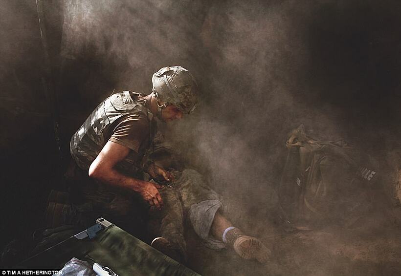 Врач с раненым после атаки талибов в Афганистане в 2007 году. Автор — британский фотожурналист Тим Хетерингтон.